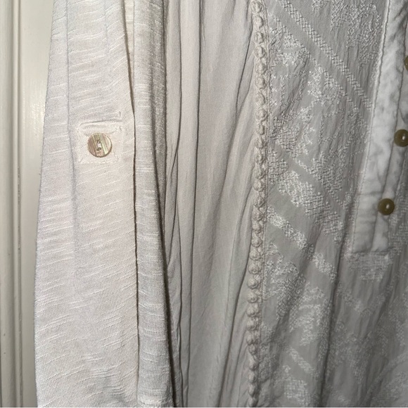 Light Cream Button Sleeve Hi-Lo Blouse w/ Crochet Detail - Picture 8 of 9